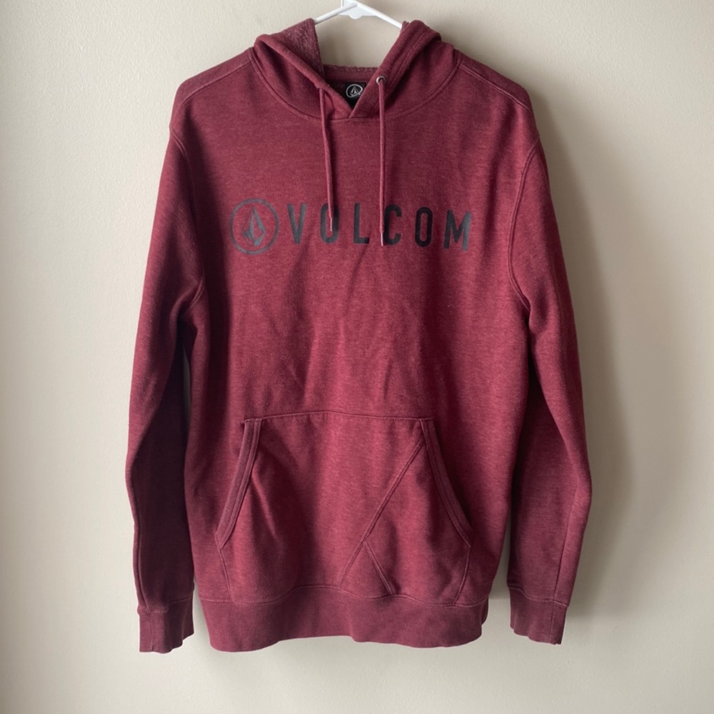 MEN'S VOLCOM MEDIUM GRAPHIC LONGSLEEVE PULLOVER HOODIE SWEATSHIRT DARK RED